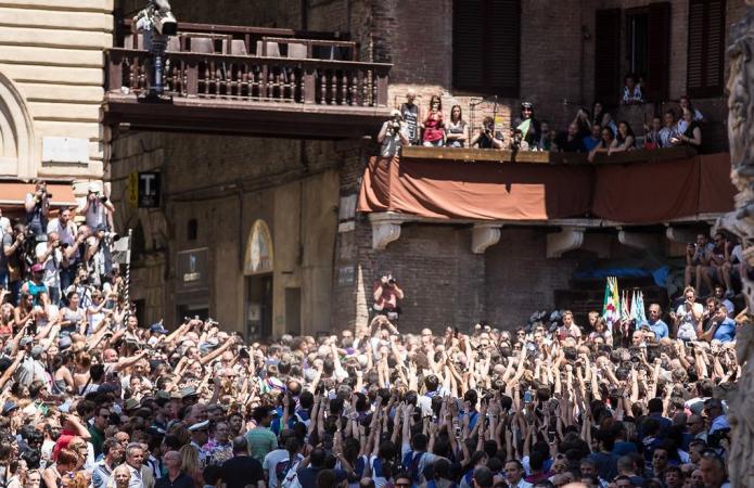 BLOCK NOTES: IL PALIO "MODERNO", CAZZOTTI VIETATI E NESSUNO SFOTTÒ