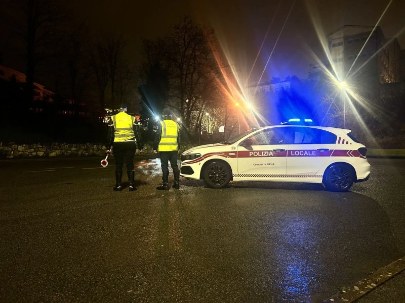 SIENA, VEICOLO RUBATO INTERCETTATO DOPO UN INSEGUIMENTO: UN ARRESTO