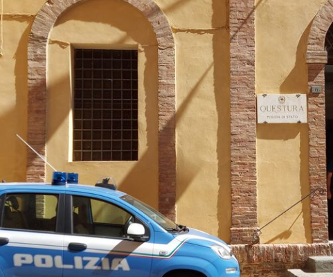 SIENA, 33ENNE CREA DISORDINI IN VIA PANTANETO E AGGREDISCE LA POLIZIA: ESPULSO