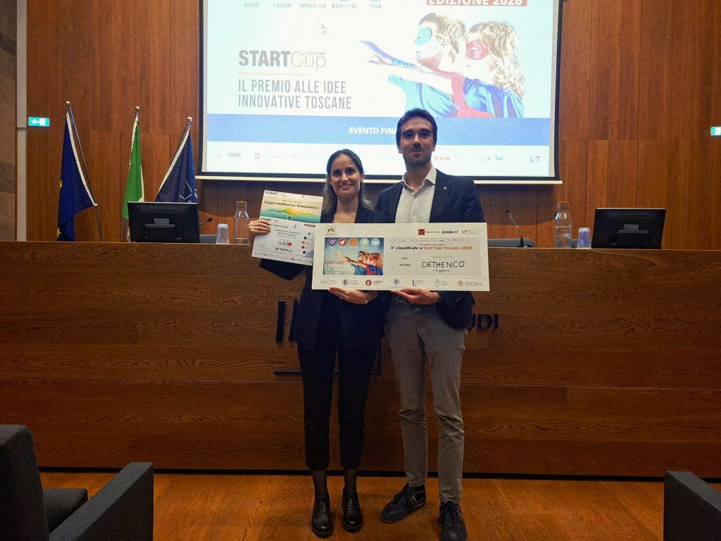 START CUP TOSCANA 2026: DETHENCO DELL'UNIVERSITÀ DI SIENA CONQUISTA IL TERZO POSTO
