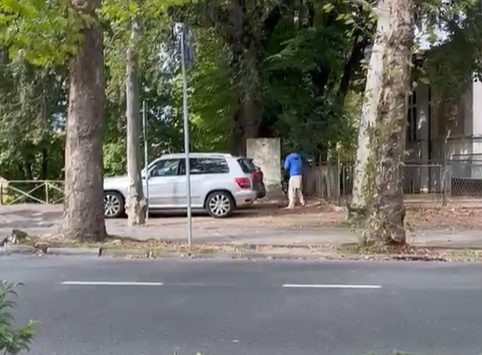SIENA, COLPISCE CON UN BASTONE I VETRI DELLE AUTO: INTERVIENE LA POLIZIA LOCALE
