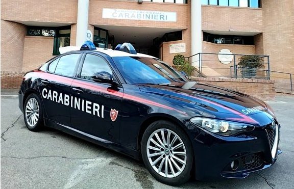 SIENA, BORSEGGIO AL MERCATO DELLA LIZZA: ARRESTATE DUE DONNE DAI CARABINIERI